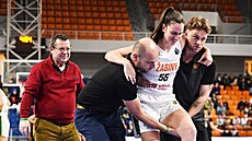 Simona Sklená�ová z BK �abiny Brno se zranila v zápase s Mersinem..