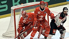 T�inecký obránce Patrik Volas hlídá úto�níka Sparty Michala �epíka. Zpoza nich...