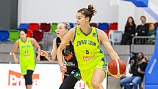 Veronika Voráková z USK Praha úto v zápase s abinami Brno, stíhá ji Nikola...
