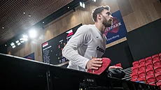 �eský pivot James Kárník se protahuje p�ed zápasem.