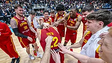 �pan�l�tí basketbalisté oslavují spoluhrá�e Santiho Yustu.