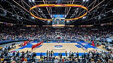 Aréna v Bratislav� se na zápas slovenských a �pan�lských basketbalist�...