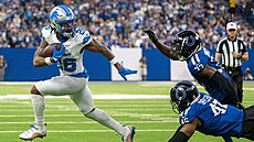 Jahmyr Gibbs (vlevo) z Detroit Lions uniká obran� Indianapolis Colts.