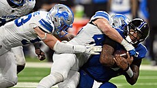 James Houston (41) z Detroit Lions zastavuje Anthonyho Richardsona z...