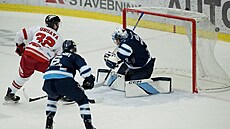 Jakub Orsava z Olomouce stílí gól. Vpravo branká Daniel Král z Liberce.