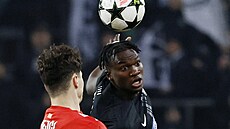 Seedy Jatta (vpravo) ze Sturmu Graz hlavi�kuje p�ed Ladislavem Krej�ím z Girony.