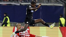 Seedy Jatta (naho�e) ze Sturmu Graz p�elet�l Oriola Romeua z Girony.