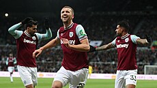 Tomá� Sou�ek (uprost�ed) z West Hamu slaví sv�j gól.