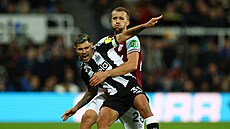 Tomá� Sou�ek z West Hamu fauluje Bruna Guimaraese z Newcastlu.