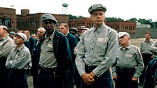 Tim Robbins a Morgan Freeman ve filmu Vykoupení z vznice Shawshank