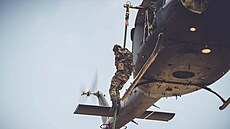 Cílem projektu je podle iniciativy dokon�it kampa� na helikoptéru Black Hawk...