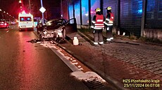 V pond�lí ráno naboural v Plzni do protihlukové zábrany taxiká�. Nadýchal tém��...