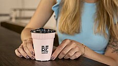 Kavárny upou�tí od pou�ívání jednorázových obal� a nahrazují je vratnými...