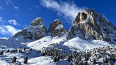 Pohled na dominantní masiv Sassolungo, který z Passo Sella poznáte jako...