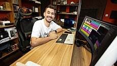 Daniel tráví nejvíc asu ve své pracovn, kde skládá hudbu.