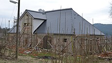 P�ed zahájením rekonstrukce byla stavba ruinou. Zatékalo do ní, trhala se a...