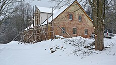 V�echny dochované stavební prvky obnovili zru�ní místní �emeslníci a doplnili...