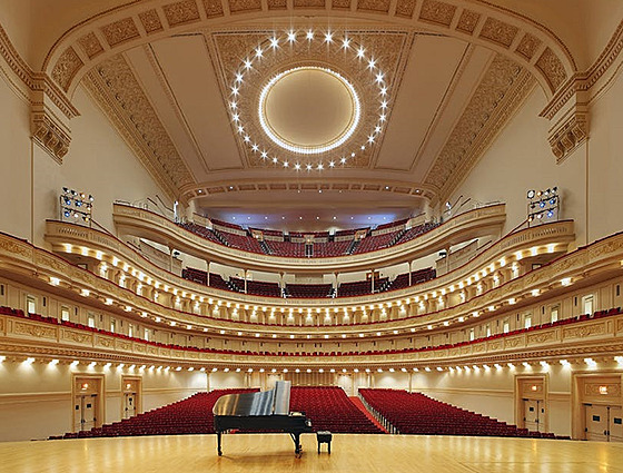 Nejv�t�í sál Carnegie Hall, v n�m� vystoupí i �eská filharmonie se Semjonem...