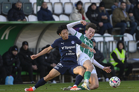 Kim Sung-pin ze Slovácka (vlevo) v souboji s Adamem Kadlecem z Bohemians.