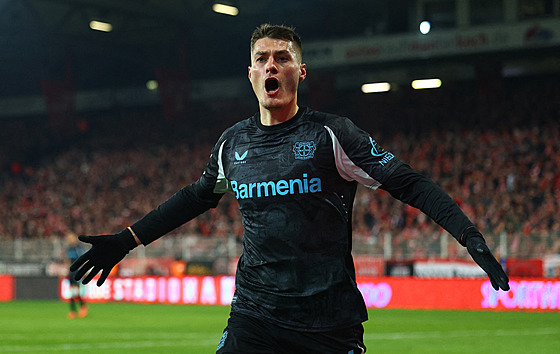Patrik Schick z Bayeru Leverkusen se raduje z gólu v utkání proti Unionu Berlín.