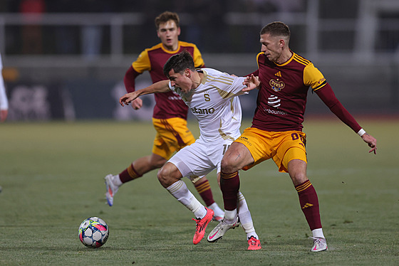 Luká� Sadílek ze Sparty se sna�í p�ejít p�es hrá�e z Dukly.