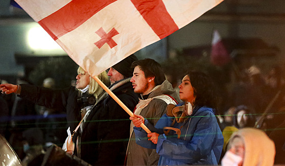 Policie v Tbilisi u� druhou noc násilím rozhán�la demonstranty, kte�í se...