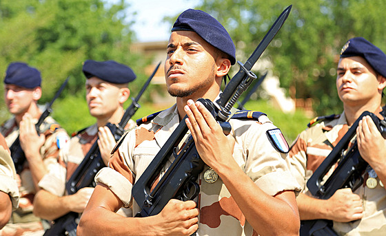 Francouztí vojáci na základn v hlavním mst adu NDjamena (26. íjna 2014)