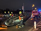 Opil mu nezvldl zen, narazil do svodidel a nsledn pevrtil auto na...