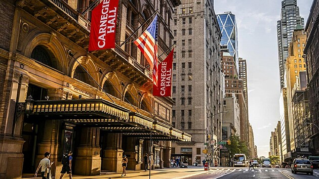 Pohled na budovu Carnegie Hall, kter� se nach�z� na newyorsk� 7. Avenue.