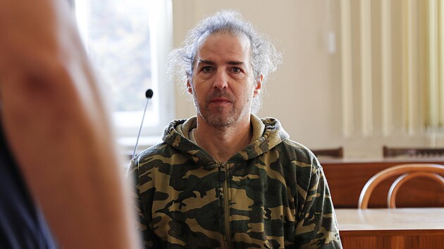 P�ed Krajsk�m soudem v Brn� stanul Du�an Kocman, kter� je ob�alovan� z vra�dy sv�ho otce v Hustope��ch. Zadr�en byl v N�mecku. (16.10.2023)