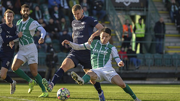 Filip Va�ko ze Slov�cka (vlevo) v souboji s Robertem Hrub�m z Bohemians.