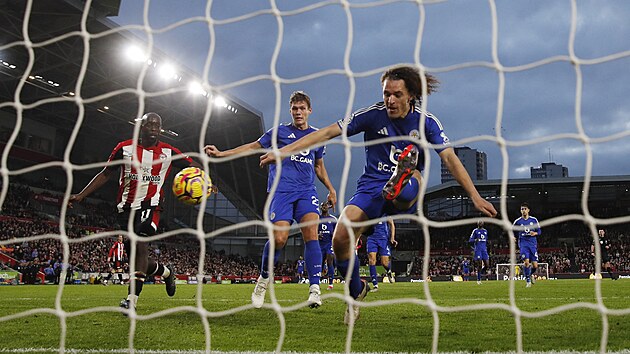 Brentfordsk� Kevin Schade st��l� g�l Leicesteru.