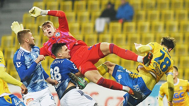 Branká� Olomouce Jan Koutný v ostrém souboji zboural spoluhrá�e Jakuba...