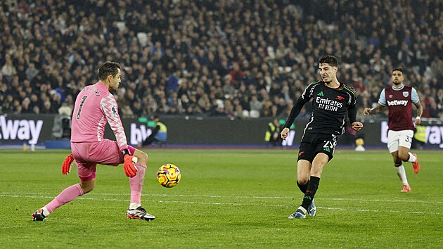Arsenalsk� Kai Havertz prom��uje pokutov� kop v utk�n� proti West Hamu.