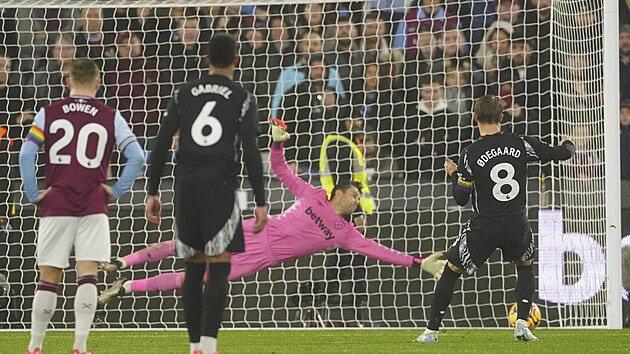 Arsenalsk� Martin �degaard st��l� g�l West Hamu.