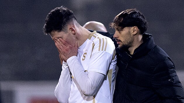 Veljko Birman�evi� ut�uje Martina Vit�ka po rem�ze s Duklou.