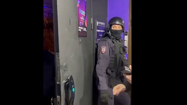Policie v Moskv nad rnem podnikla razii v barech a klubech zamench na lidi z komunity LGBT+, tedy sexulnch menin. (30. listopadu 2024)