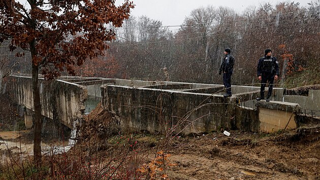 Exploze u m�sta Zubin Potok po�kodila kan�l p�iv�d�j�c� vodu ke dv�ma hlavn�m elektr�rn�m v Kosovu. Zem� z v�buchu obvi�uje Srbsko. (30. listopadu 2024)