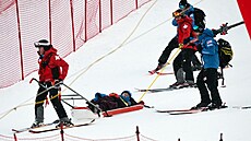 Mikaelu Shiffrinovou odváejí záchranái z trati obího slalomu v Killingtonu.