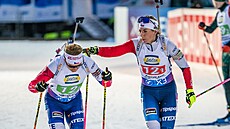 Lucie Charvátová p�edává �tafetu Vít�zslavu Hornigovi.