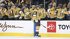 Brett Howden slaví se spoluhrá�i gól Vegas b�hem utkání proti Winnipegu.