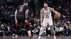 Jayson Tatum z Bostonu kontroluje balon b�hem utkání proti Chicagu.