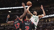 Jayson Tatum z Bostonu zakon�uje v utkání proti Chicagu.