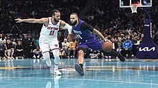 Cody Martin z Charlotte postupuje s balonem, zastavit se ho sna�í Jalen Brunson...