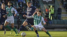 Filip Va�ko ze Slovácka (vlevo) v souboji s Robertem Hrubým z Bohemians.