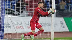 Branká Jakub Lape z Karviné chytá mí v utkání s Baníkem Ostrava.