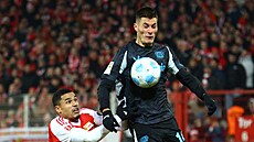 Patrik Schick z Bayeru Leverkusen stílí gól do brány Unionu Berlín.