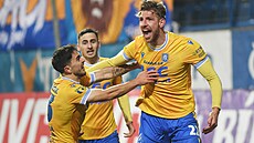 Ladislav Takács (vpravo) slaví vít�zný gól, vlevo Richard Sedlá�ek a Josef...