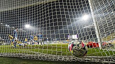 Jan Koutný z Olomouce inkasuje gól od Ladislava Takácse z Teplic.
