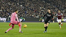 Arsenalský  Kai Havertz prom��uje pokutový kop v utkání proti West Hamu.